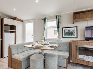 Dining - 3 bedroom accommodation in Poole (Poole)