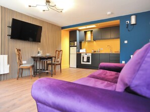 TV - Beale Apartment - UKC6338 (Cheltenham)