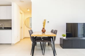 Apartment, Balcony | Dining - Bloomfields 1br Elegant Escape Pulse (Dubai)