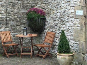 Outdoor dining - Rabbit Hutch - UK4056 (Over Haddon, near Bakewell)