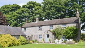 A stone house with a garden and outdoor seating. - 5 bedroom accommodation in Over Haddon, near Bakewell (Over Haddon, near Bakewell)