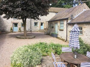 Outdoor dining - 5 bedroom accommodation in Over Haddon, near Bakewell (Over Haddon, near Bakewell)