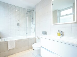 Bathroom - Windsor Castle Apt 2-UKC6405 (Windsor)