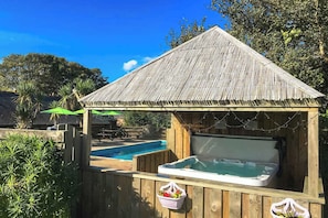 Outdoor spa tub