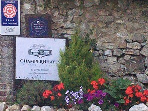 Een bordje voor Champernay's met een telefoonnummer en website.