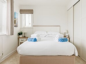 2 bedrooms, free WiFi - We love the setting of this stylish apartment, which offers wonderful views. (Poole)