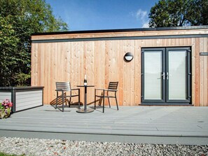 Outdoor dining - Whitbarrow - UKC6642 (Windermere)