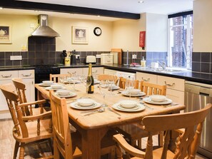 Dishwasher, high chair - 4 bedroom accommodation in Beddgelert (Beddgelert)