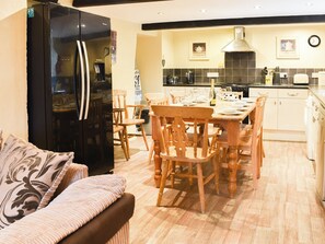 Dining - 4 bedroom accommodation in Beddgelert (Beddgelert)