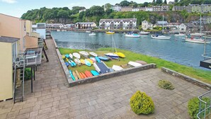 Une vue sur le front de mer, avec des bateaux amarrés et un bâtiment doté d’une rampe menant à un quai.
