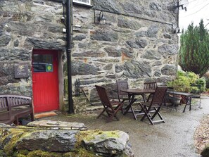 Outdoor dining - 2 bedroom accommodation in Beddgelert (Beddgelert)