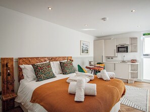 1 bedroom, free WiFi - ’Boutique hotel style’ pod with private terrace and views. (Windermere)