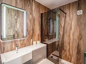 Towels - ’Boutique hotel style’ pod with private terrace and views. (Windermere)