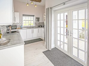 Private kitchen - Captains Beach House (Aberdesach)