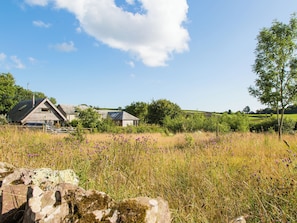 Un paisaje rural con una casa y un granero.