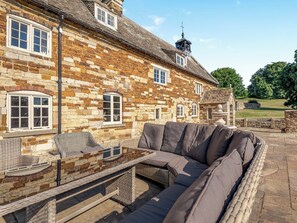 Outdoor dining - 5 bedroom accommodation in Croxton Kerrial, near Grantham (Croxton Kerrial, near Grantham)