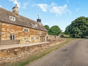 Exterior - 5 bedroom accommodation in Croxton Kerrial, near Grantham (Croxton Kerrial, near Grantham)