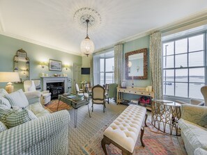 Living area - 6 bedroom accommodation in Aberdovey, near Machynllleth (Aberdovey, near Machynllleth)