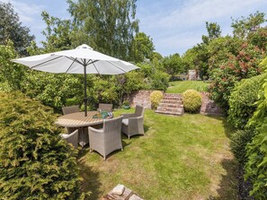 Outdoor dining - A lovely little cottage sitting pretty in the sought-after Burnhams. (Burnham Thorpe)