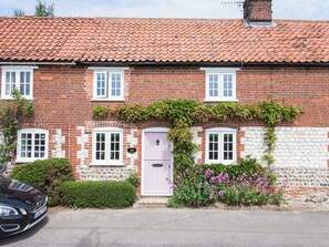Exterior - A lovely little cottage sitting pretty in the sought-after Burnhams. (Burnham Thorpe)