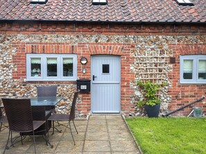 Outdoor dining - 2 bedroom accommodation in Barney (Barney)
