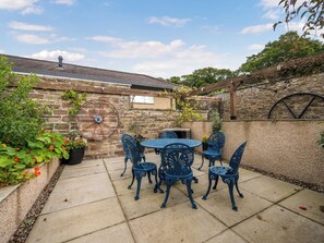 Outdoor dining - 3 bedroom accommodation in Carnoustie (Carnoustie)