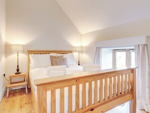 4 bedrooms, free WiFi - 4 bedroom accommodation in West Beckham, near Holt (West Beckham, near Holt)