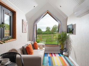 TV - Little Dunley Cottages - Tiny House (Bovey Tracey, near Newton Abbot)