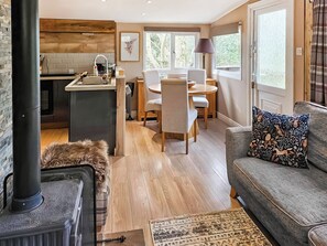 TV, fireplace - Rowan Tree Lodge - UKC6977 (Ludlow)