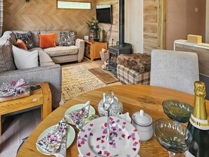 TV, fireplace - Rowan Tree Lodge - UKC6977 (Ludlow)