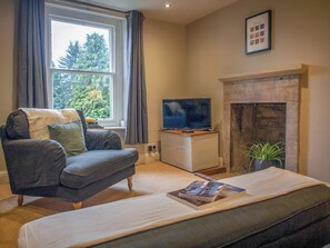 TV - Chatsworth Apartment No.3 - UKC6336 (Baslow, near Bakewell)