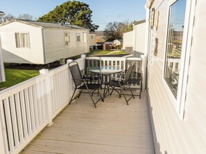 Outdoor dining - 2 bedroom accommodation in Poole (Poole)