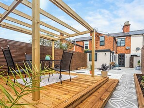 Outdoor dining - 2 bedroom accommodation in Stratford Upon Avon (Stratford Upon Avon)