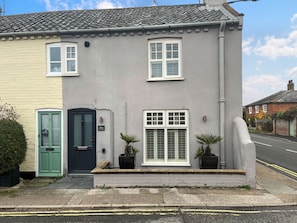 Exterior - Cosy cottage, perfect for a romantic escape any time of the year by the sea. (Aldeburgh)