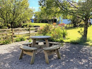 Outdoor dining - Tramway Cottages - Rockpool Cottage (Ellenabeich, Isle of Seil)