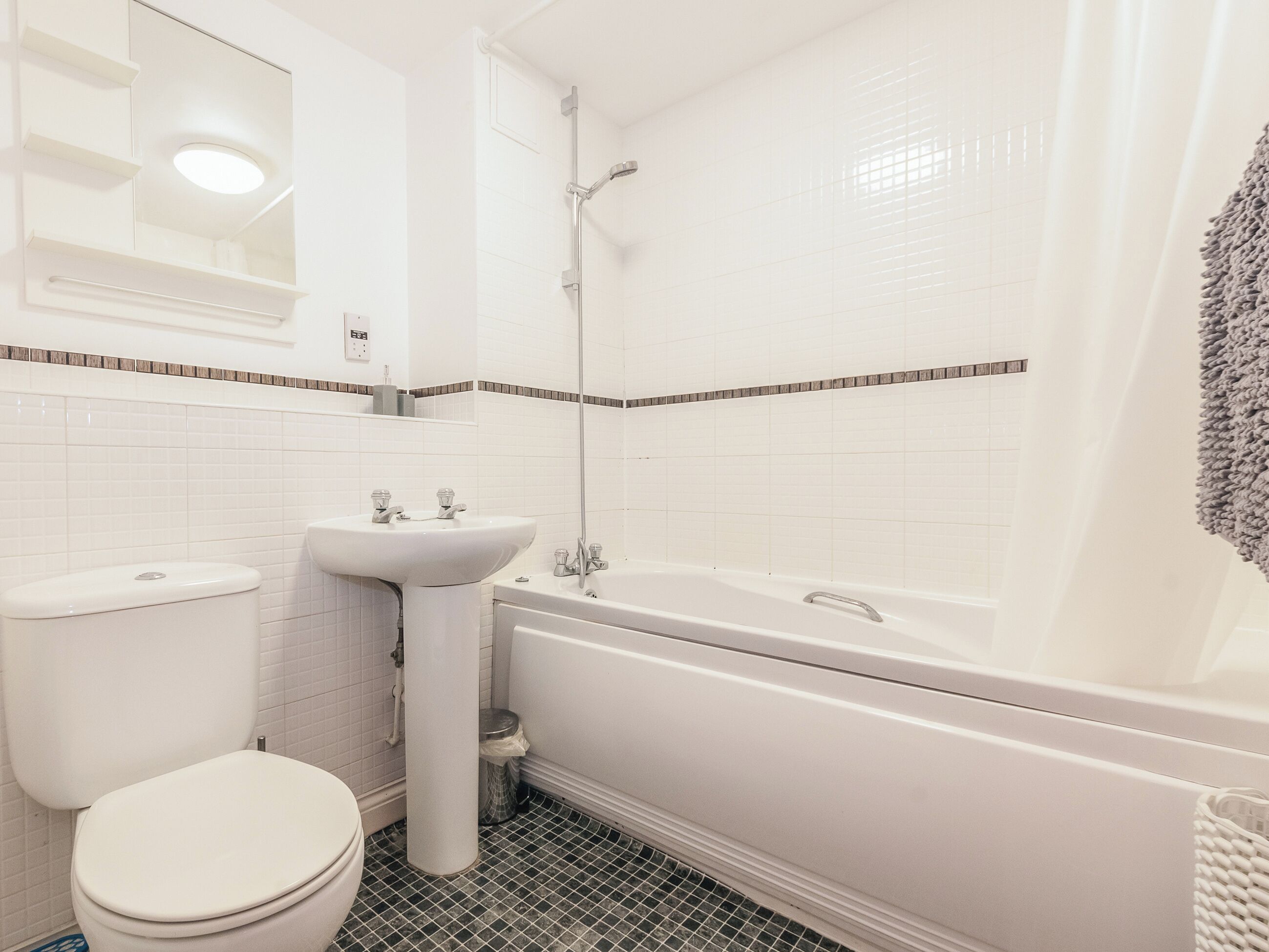 Ein Badezimmer mit Toilette, Waschbecken und Badewanne.