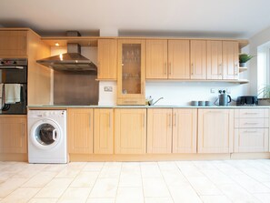 Private kitchen - A bright, modern, homely and comfortable two bed terrace house in Portsmouth. (Portsmouth)