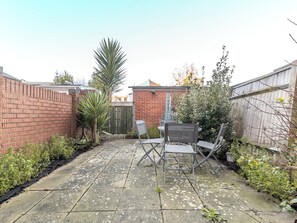 Outdoor dining - A bright, modern, homely and comfortable two bed terrace house in Portsmouth. (Portsmouth)