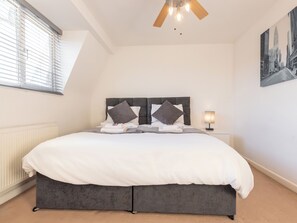 Room - A bright, modern, homely and comfortable two bed terrace house in Portsmouth. (Portsmouth)