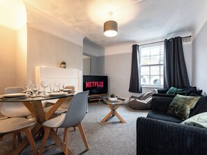 Dining - 2 bedroom accommodation in Portsmouth (Portsmouth)