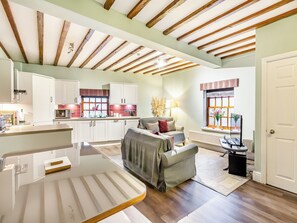 Une cuisine moderne avec des meubles blancs, un four à micro-ondes et une fenêtre donnant sur un beau paysage.