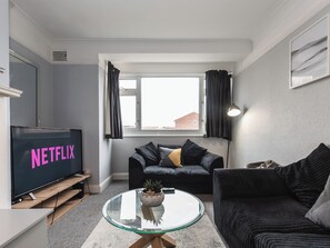Living area - 2 bedroom accommodation in Portsmouth (Portsmouth)