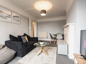 TV - 2 bedroom accommodation in Portsmouth (Portsmouth)