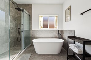 Een douche, een haardroger, handdoeken, toiletpapier