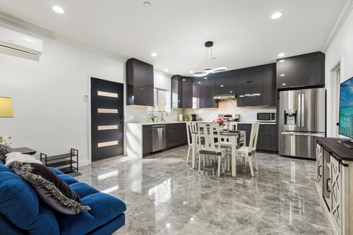 Prime  2BR/2BA/Private Entry/Near Shops & Dining