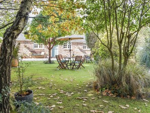 Outdoor dining - 2 bedroom accommodation in Winfrith Newburgh (Winfrith Newburgh)