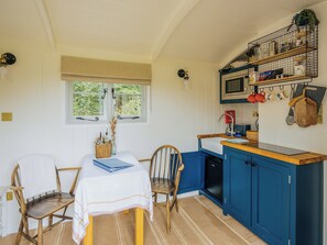 Private kitchen - UK41468 - Lapwing Hut (Cholderton, near Salisbury)