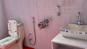 Ein Badezimmer mit Toilette, Dusche und Waschbecken.