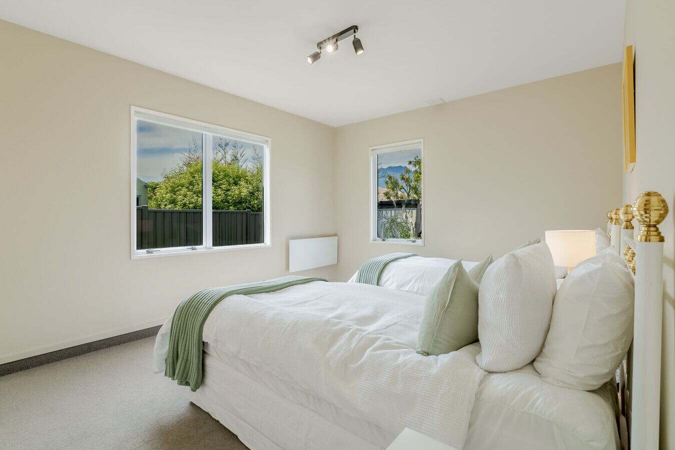 3 bedrooms, desk, WiFi (free), bed sheets