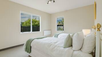 3 bedrooms, desk, WiFi (free), bed sheets